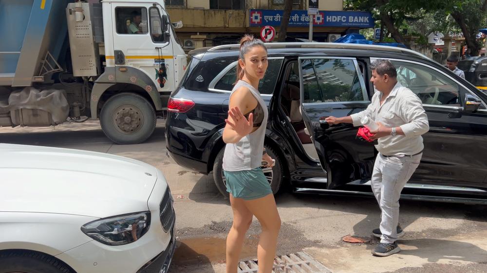 rakul-preet-singh-was-snapped-at-the-gym-in-bandra-staying-fit-and-fabulous-as-always